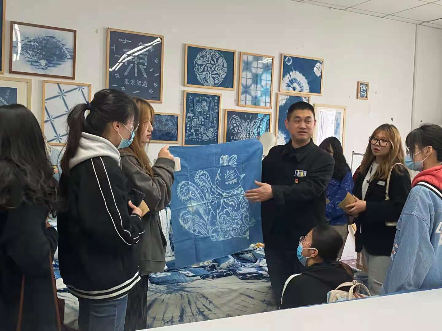 攜手并進，共繪藝設新篇——江蘇大學藝術學院師生赴藝術設計學院考察交流活動紀實